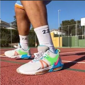 NIKE LEBRON WITNESS VII Size Mens 9.5 Grey Fog Multi Color Basketball Shoes